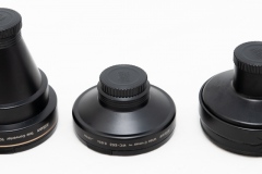 Les 3 pré-optiques Nikon pour le Coolpix 990. De gauche à droite: le zoom 3x, le grand-angle x0.63 et le fish-eye circulaire.