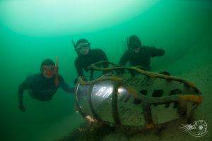 Les flashs déportés comme le Nikonos SB105 permettent d'apporter de la lumière de façon originale